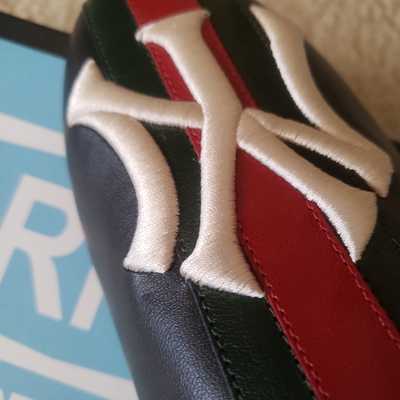 Gucci NY Yankees Black Leather Red/Green Web Slippers - Picture 3 of 9